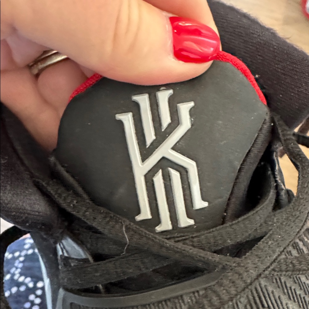 Nike Kyrie Bred 10 1/2 sneakers - Picture 8 of 8
